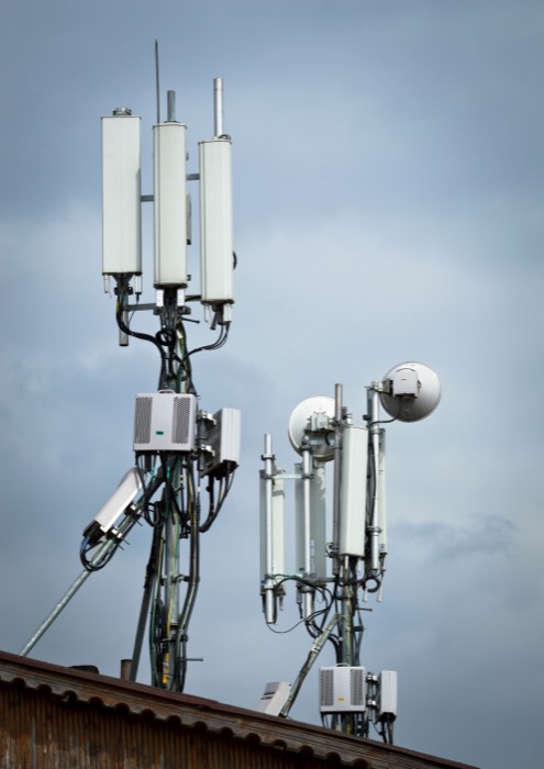 Communication tower antenna array